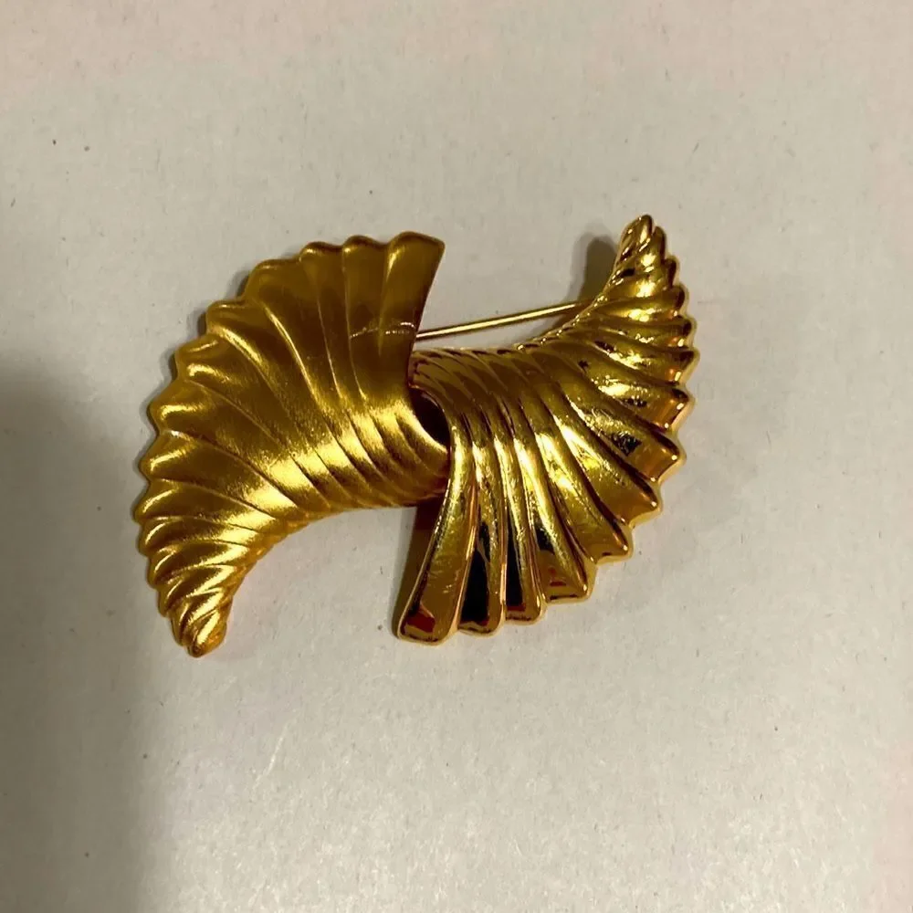 Monet vintage brooch